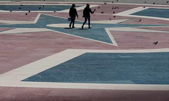 Dos ciudadanos en la Plaza de Cataluña, en Barcelona. | EFE