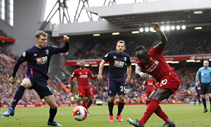 Sadio Mané (d), en un partido de la Premier League contra el Bournemouth. | Cordon Press