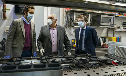 Casado y Almeida junto con uno de los representantes de los hosteleros. | David Mudarra