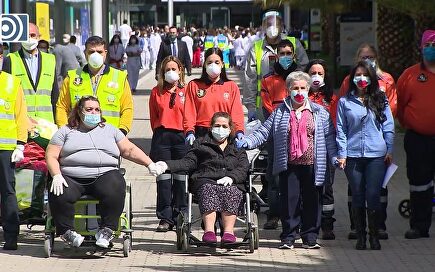Los últimos pacientes del hospital de Ifema abandonan el recinto entre aplausos