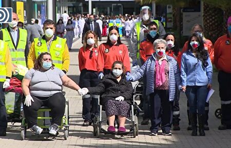 Los últimos pacientes del hospital de Ifema abandonan el recinto entre aplausos