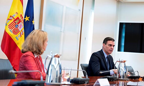 La ministra de Economía, Nadia Calviño, junto al presidente del Gobierno, Pedro Sánchez | EFE