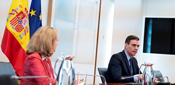 La ministra de Economía, Nadia Calviño, junto al presidente del Gobierno, Pedro Sánchez | EFE