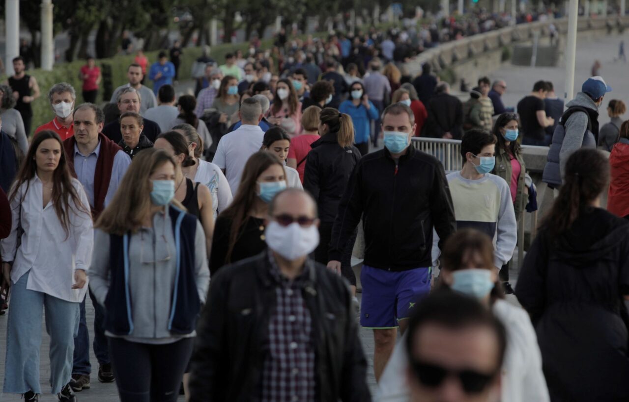 Docenas de personas pasean este sábado por la playa del Orzán de La Coruña. | EFE