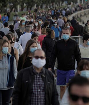 Docenas de personas pasean este sábado por la playa del Orzán de La Coruña. | EFE