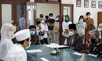 Imagen de este sábado de una boda en Yakarta, Indonesia. | EFE