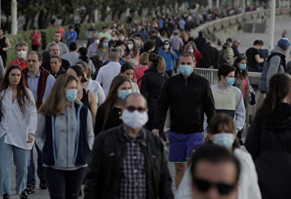 Personas con mascarillas en La Coruña. | EFE