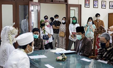 Imagen de este sábado de una boda en Yakarta, Indonesia. | EFE