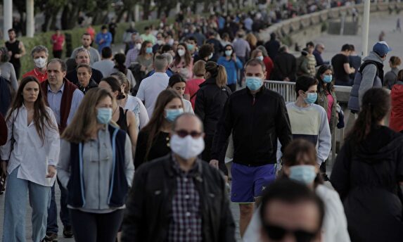 Gente paseando en La Coruña | EFE