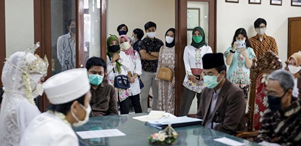 Imagen de este sábado de una boda en Yakarta, Indonesia. | EFE