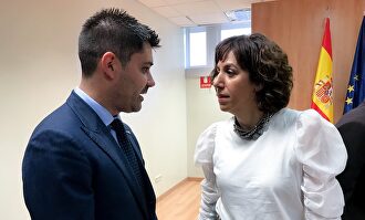 El presidente de la AFE, David Aganzo, charla con su homóloga del CSD, Irene Lozano. | AFE