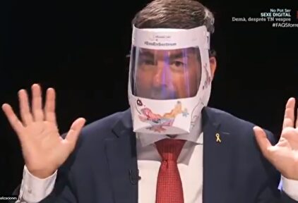 Joan Canadell exhibe su 'MaskCat'. | TV3