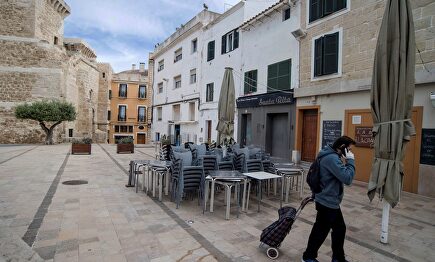 Un hombre pasa ante un restaurante cerrado en el centro histórico de Mahón (Menorca), este jueves. | EFE