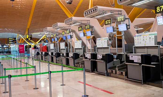 Mostradores de facturación en el interior de la termina 4 vacía de Madrid Barajas. | Cordon Press