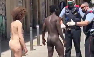 Una pareja aprovecha el desconfinamiento para pasear desnuda por Barcelona