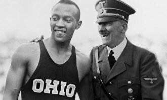 Jesse Owen y Adolf Hitler. | Montaje