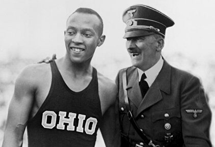 Jesse Owen y Adolf Hitler. | Montaje