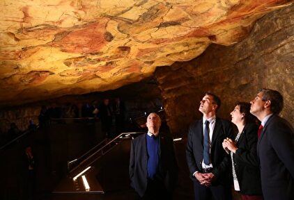 Pedro Sánchez en las cuevas de Altamira | EFE