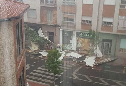 Una tormenta provoca la caída de tejados en Verín (Orense) | ÍÑIGO ROLÁN (CEDIDA)