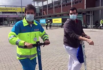 Personal sanitario se desplaza por Ifema en patinete