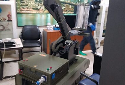 Lámpara ultravioleta sobre un robot TEDAX. | Ejército de Tierra