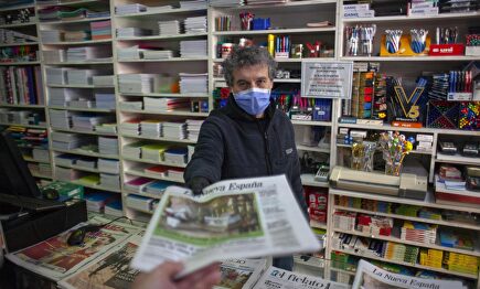 Un hombre compra un periódico. | Cordon Press