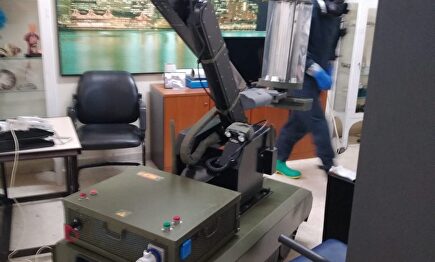 Lámpara ultravioleta sobre un robot TEDAX. | Ejército de Tierra
