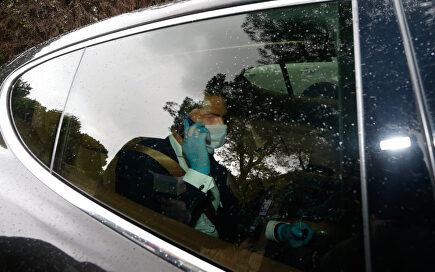 Alfonso Merlos, en un coche con mascarilla y guantes | Gtres