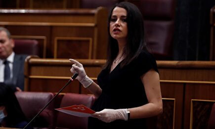 La líder de Ciudadanos, Inés Arrimadas, durante su intervención en el pleno de este miércoles. | EFE
