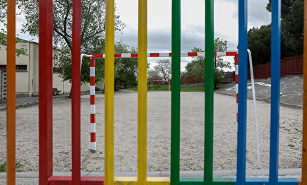 Patio de un colegio cerrado en la capital un día después del anuncio realizado por el Gobierno | Jesús Hellín / Europa Press