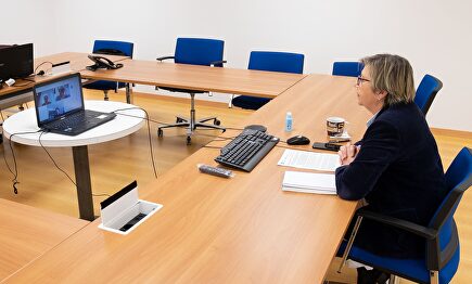 La conselleira do Medio Rural, Rosa Quintana, mantiene un encuentro con grandes cadenas de distribución | Xoán Crespo