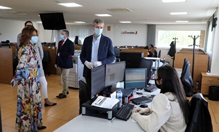Alfonso Rueda, visita las instalaciones del servicio de atención e información a la ciudadanía a través del teléfono 012 | Pepe Ferrin