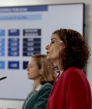 La vicepresidenta de Asuntos Económicos, Nadia Calviño, y la ministra de Hacienda, María Jesús Montero. | EFE