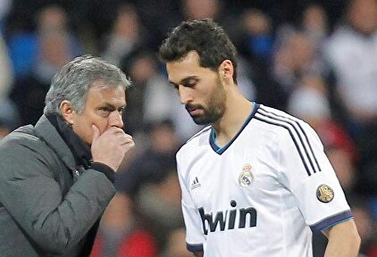 José Mourinho da instrucciones a Álvaro Arbeloa en la banda. | Cordon Press