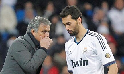 José Mourinho da instrucciones a Álvaro Arbeloa en la banda. | Cordon Press