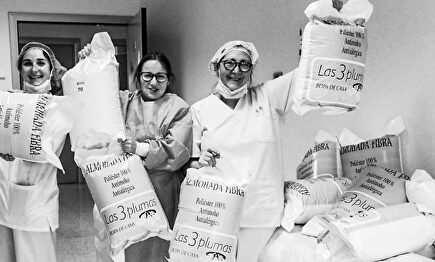 Personal sanitario recibiendo almohadas | Juntos Salimos