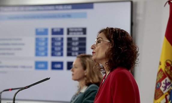 María Jesús Montero, junto a Nadia Calviño, en una fotografía de archivo | EFE