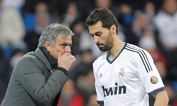 José Mourinho da instrucciones a Álvaro Arbeloa en la banda. | Cordon Press