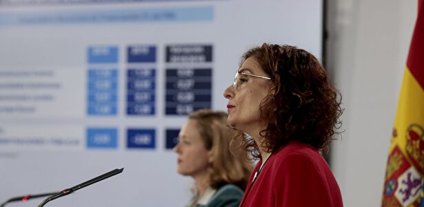 María Jesús Montero, junto a Nadia Calviño, en una fotografía de archivo | EFE