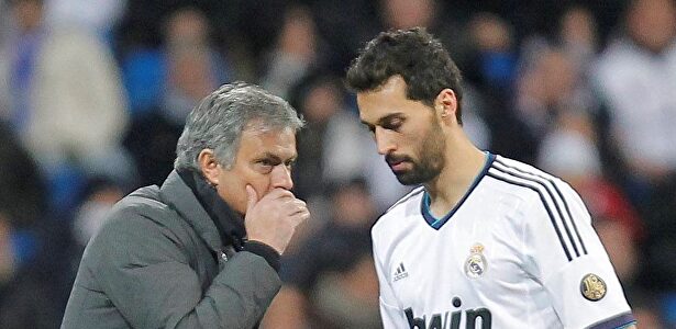José Mourinho da instrucciones a Álvaro Arbeloa en la banda. | Cordon Press