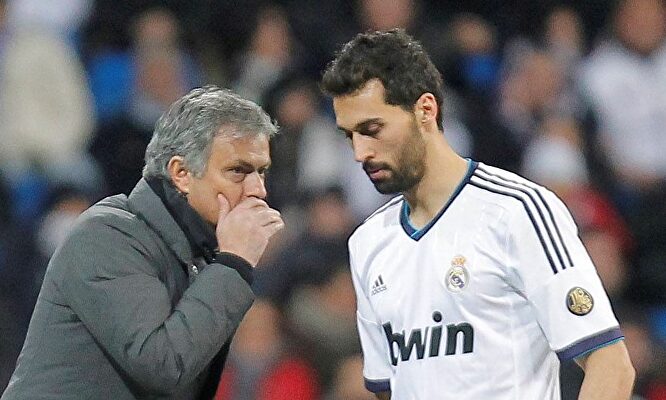 José Mourinho da instrucciones a Álvaro Arbeloa en la banda. | Cordon Press