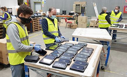 Fotografía de archivo de personal de Indra en un proyecto solidario | INDRA