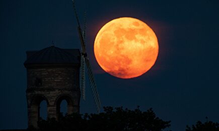 Espectaculares imágenes de la súper luna de las flores vista desde el confinamiento