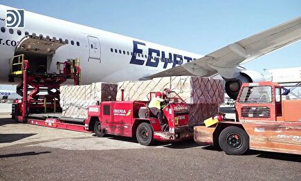 Un avión cargado con 2 millones de mascarillas FFP2 para la población llega a Madrid