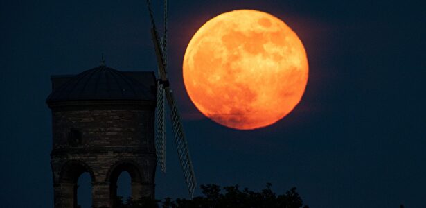 Espectaculares imágenes de la súper luna de las flores vista desde el confinamiento