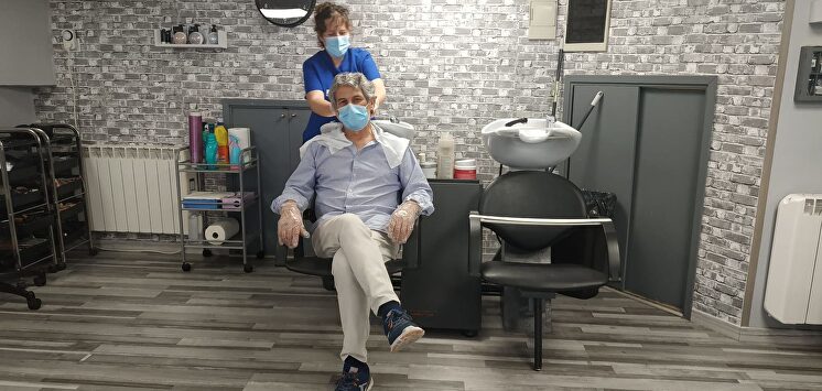 Una peluquera lava la cabeza con las debidas precauciones sanitarias (Madrid, Collado Villalba) | LD
