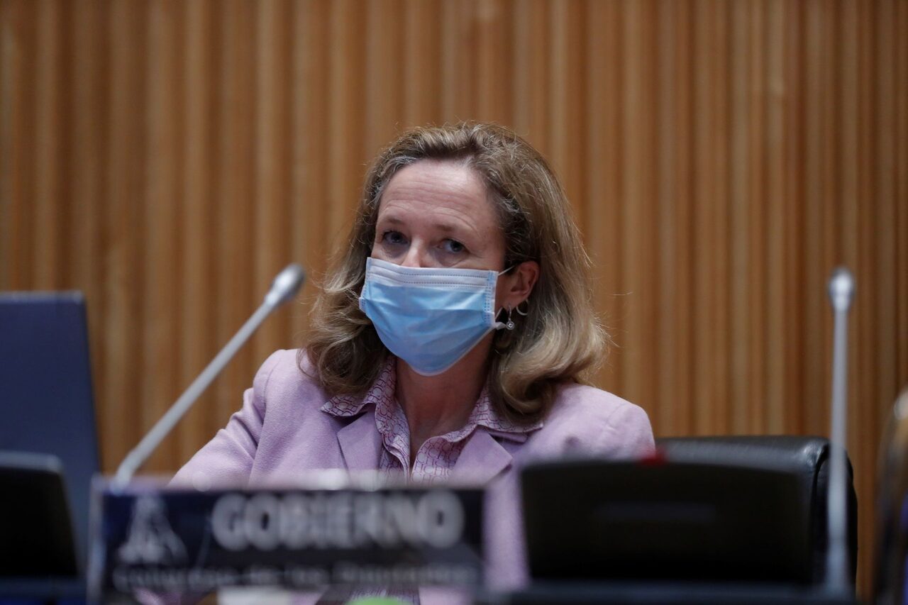 La vicepresidenta tercera, Nadia Calviño, este jueves, en la Comisión de Asuntos Económicos del Congreso. | EFE
