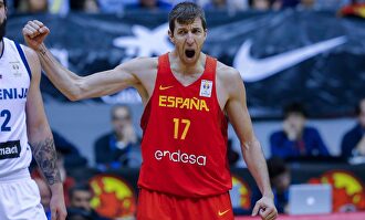 Fran Vázquez celebra una canasta durante la victoria de España contra Eslovenia en Burgos en 2017 | FEB