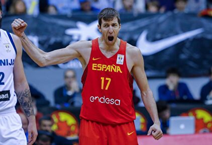 Fran Vázquez celebra una canasta durante la victoria de España contra Eslovenia en Burgos en 2017 | FEB