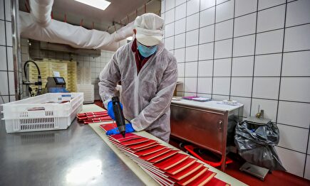 Trabajadores de la empresa de jamones Joselito, el pasado lunes, en la fábrica de la empresa en Guijuelo, Salamanca. | EFE